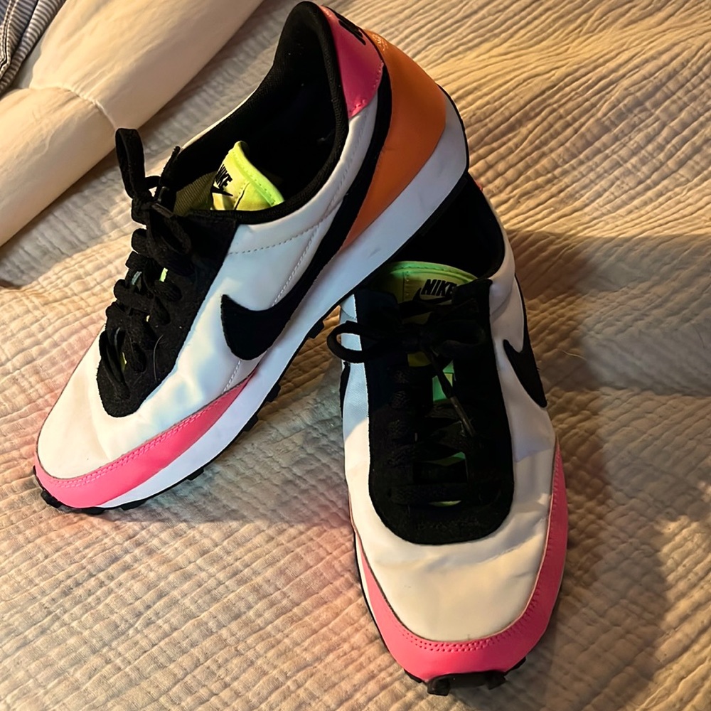 Womens Nike tennis shoes